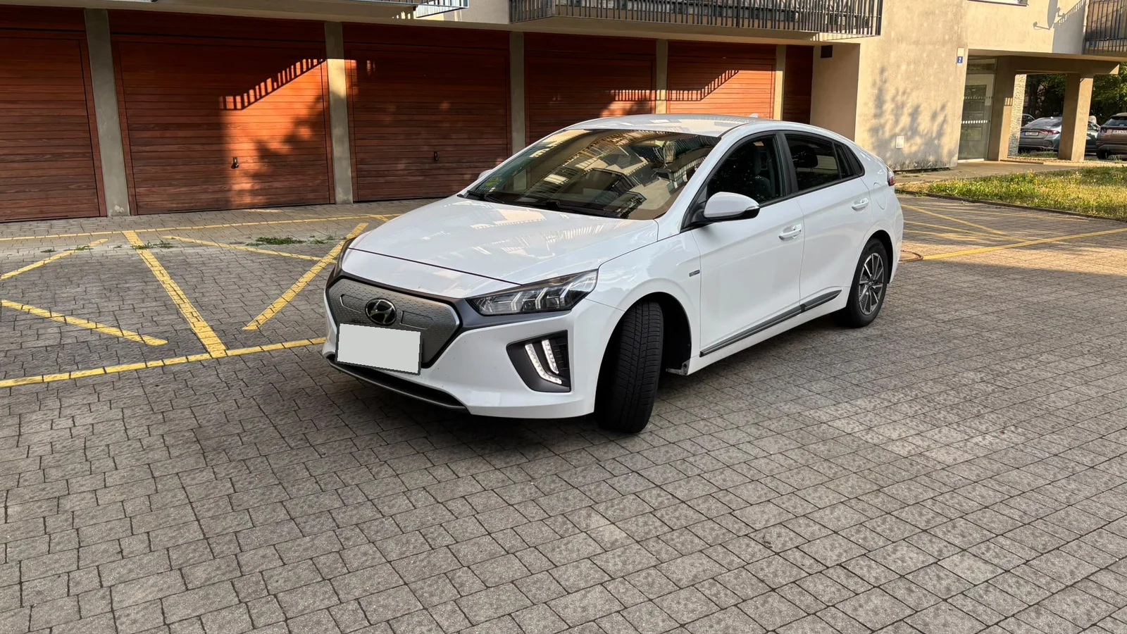 Bílý elektromobil Hyundai Ioniq z flotily Wagner Fleet