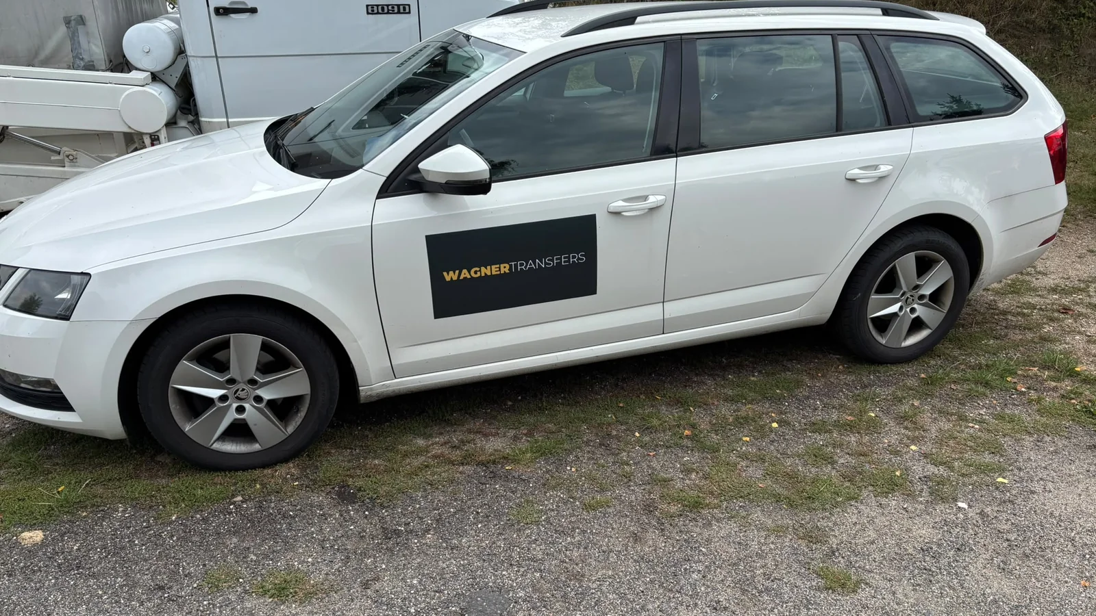 Bílá Škoda Octavia Combi s označením Wagner Transfers